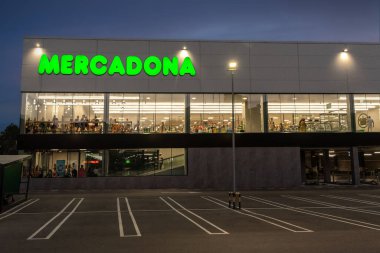 Blanes, Girona, İspanya - 25 Temmuz 2022: Blanes, Katalonya 'daki Mercadona süpermarketinin cephesi.