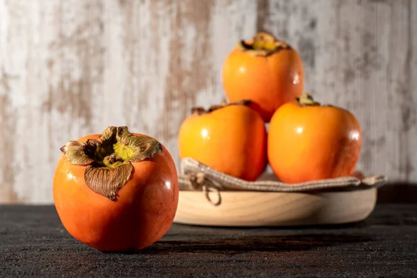 Hurma, haki renkli, ahşap kaplamalı. Seçici yaklaşım