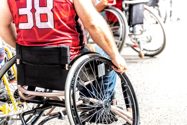 Tekerlekli Sandalyedeki Basketbolcu Sokakta Bir Excibition Oynuyor — Stok fotoğraf