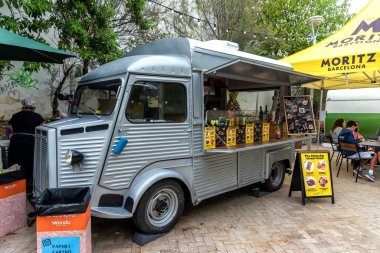 SITGES, BARCELONA, İSPAN - 08 Ekim 2022: fast food satışına hazır Retro van. Bir sokak olayında yemek kamyonu.