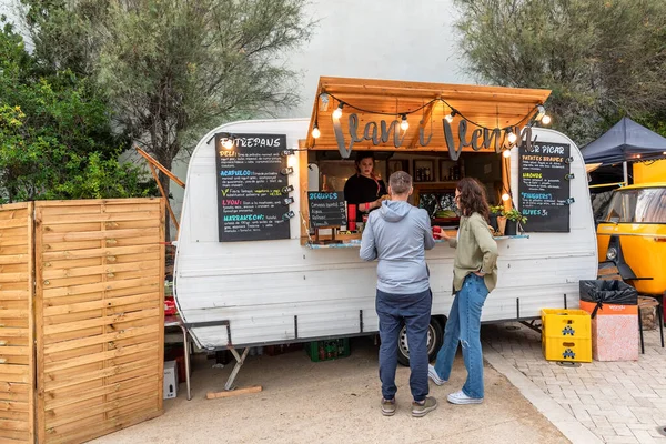 스페인 2022 거리에서 패스트푸드를 수있는 대상에서 음료를 스톡 사진