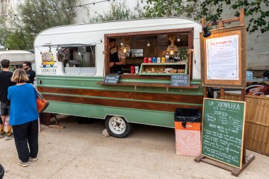 SITGES, BARCELONA, İSPA - 08 Ekim 2022: Retro kervanı, sokakta fast food satışına adapte edildi