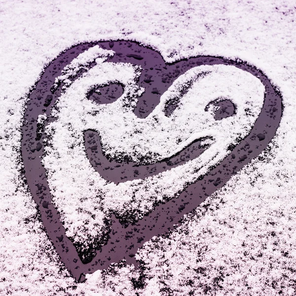 Símbolo de corazón dibujado a mano en nieve — Foto de Stock