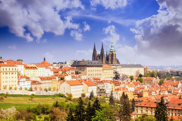 Tavaszi prágai vár fénykép - a Szent Vitus-székesegyház - Cseh Köztársaság - Európa — Stock Fotó