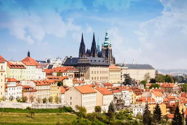 Tavaszi prágai vár fénykép - a Szent Vitus-székesegyház - Cseh Köztársaság - Európa — Stock Fotó