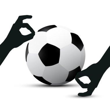 Beyaz arka plan üzerinde futbol topu tutan eller