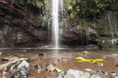 şelale ve Gölü Fotoğraf 