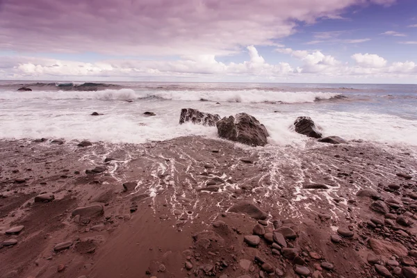 Felhők, a háttérben a tenger, a kövek és a hullámok fénykép — Stock Fotó