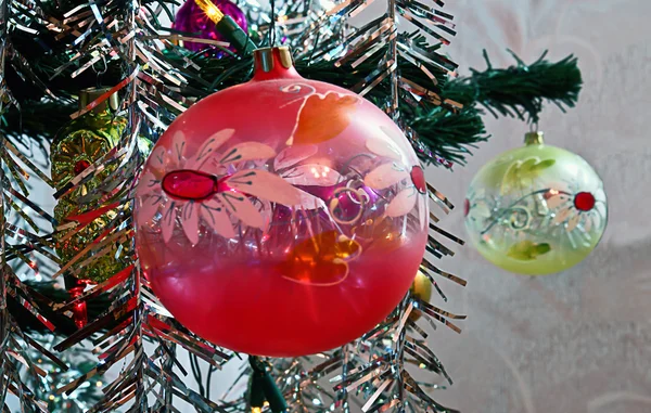 Στολίδια χριστουγεννιάτικο δέντρο, γιρλάντες και πολύχρωμα φώτα. — Φωτογραφία Αρχείου