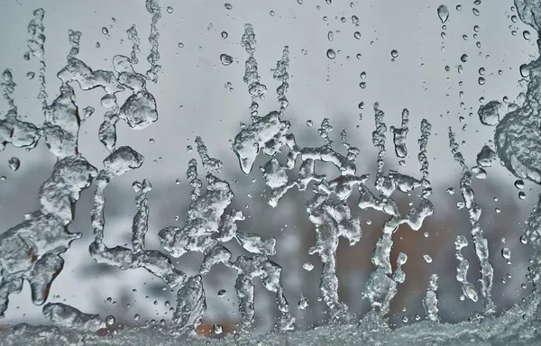 Inverno. Chuva de inverno congelada na janela  . — Fotografia de Stock