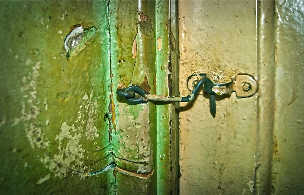 Porte serrure vieille maison abandonnée . — Photo