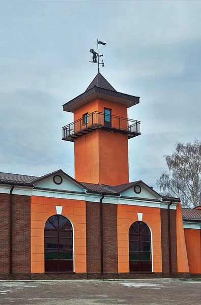 Feuerwehrhaus mit Turm. — Stockfoto