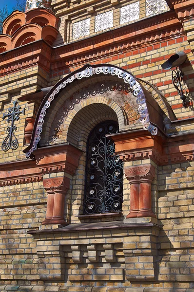 Decoração arquitetônica na parede de uma capela ortodoxa . — Fotografia de Stock