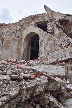 eski bir tuğla ev kalıntıları.