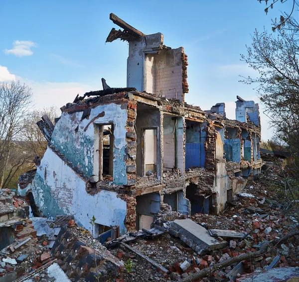 Rovine di una vecchia casa di mattoni . — Foto Stock