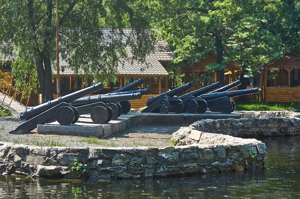 Alte Kanone im Kinderpark. — Stockfoto