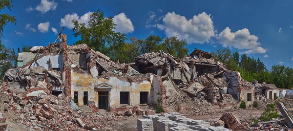 Rovine di una vecchia casa di mattoni . — Foto Stock