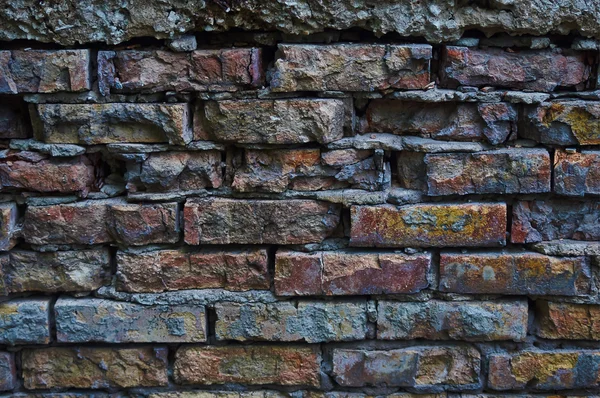 天気によって破壊された古いレンガの壁. — ストック写真