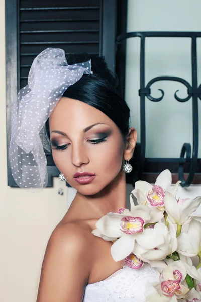 Beautiful woman as bride with flowers — Stock Photo, Image