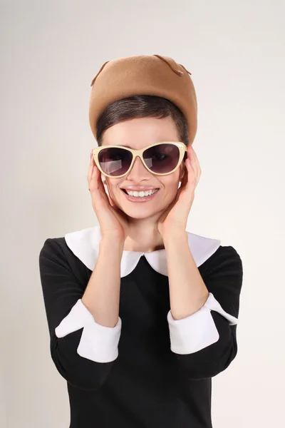 Vakker kvinnelig brunette med solbriller – stockfoto