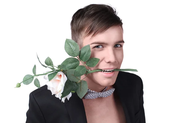 Joven hombre guapo con estilo en una chaqueta con una flor — Foto de Stock
