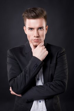 siyah arka plan üzerine stüdyoda şık genç erkek