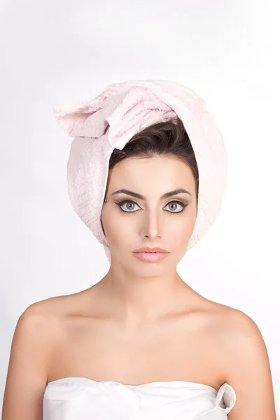 Kobieta z ręcznikiem w głowie — Zdjęcie stockowe