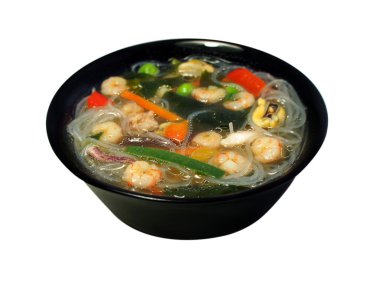 Deniz mahsulleri çorbası, wakame deniz yosunu ve pirinç noodle