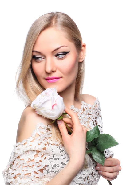 Jeune fille avec une rose blanche — Photo