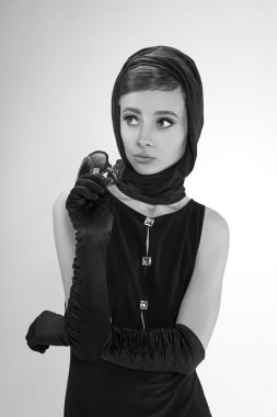 güneş gözlüklü bir retro tarzı güzel bir esmer kadın