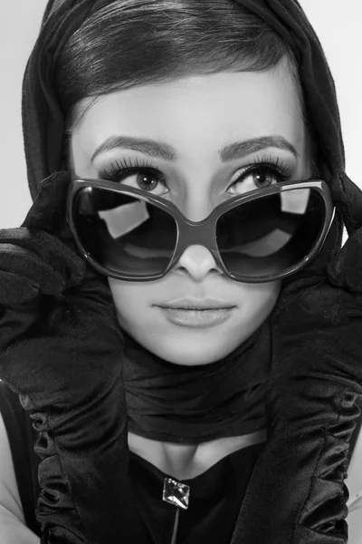 Belle femme brune dans un style rétro avec des lunettes de soleil — Photo