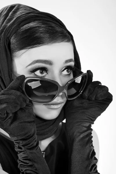 Cantik berambut cokelat wanita dalam gaya retro dengan kacamata hitam — Stok Foto