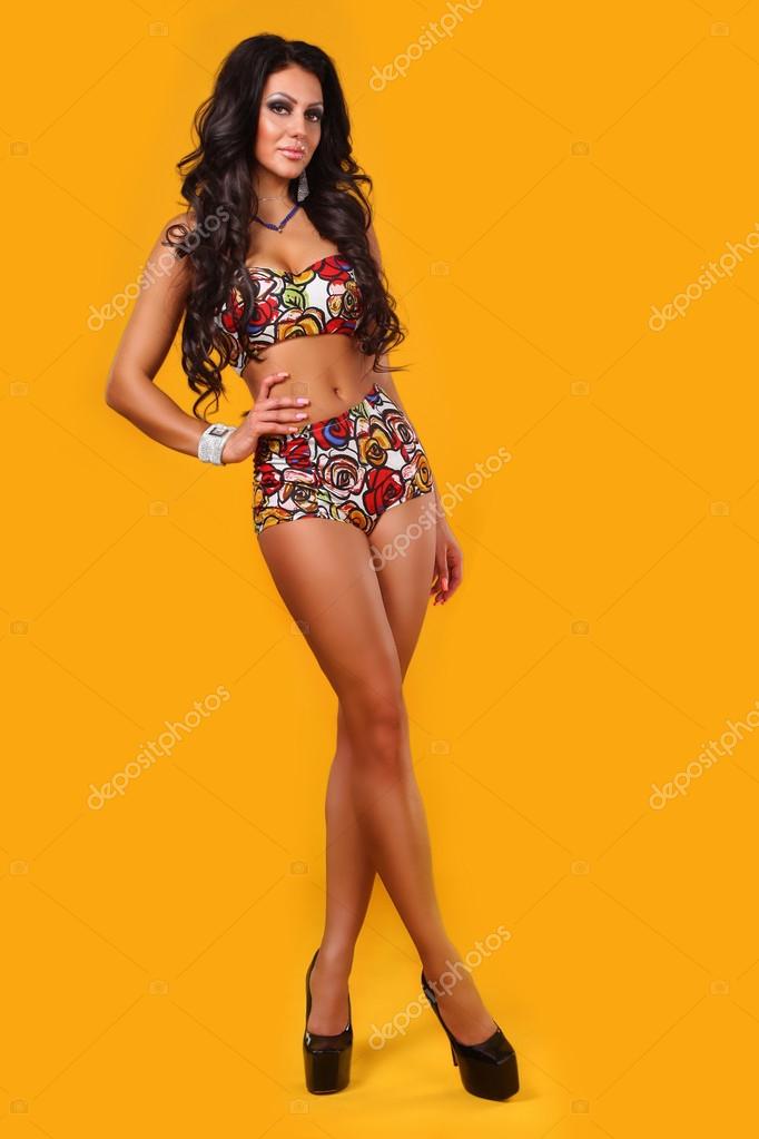 Medisch reparatie temperatuur Sexy brunette in swimsuit in a retro style on a yellow background studio  shot Stock Photo by ©melanjurga 41840321