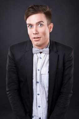 çekici genç bir adam bir ceket ve kravat