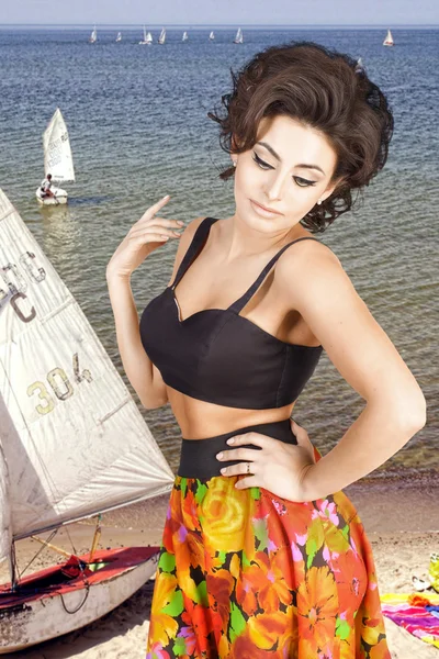 Krásná sexy bruneta žena na pobřeží moře — Stock fotografie