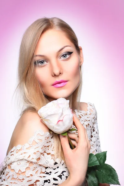 Jeune fille avec une rose blanche — Photo