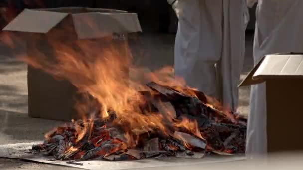 Japanische Shinto-Priester verbrennen heilige Gegenstände. — Stockvideo