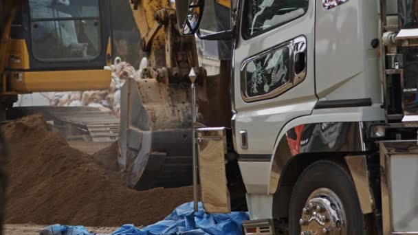 Schwere Maschinen arbeiten auf Baustelle. — Stockvideo