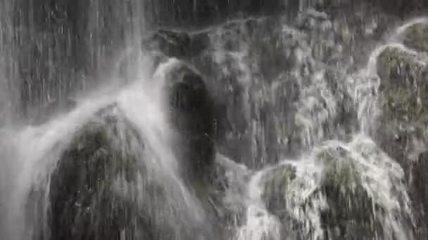 Zbliżenie Ujęcia Wody Wodospadu Uderzającego Skały Poniżej Wysokiej Jakości Materiał — Wideo stockowe