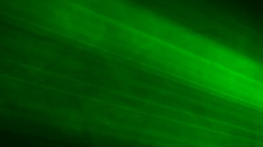 Parlak yeşil neon ışıklı ışıklar yanıp sönüyor ve dumanlı karanlık bir stüdyoda ışık saçıyor. Sahne ışıkları. Aydınlatma, aydınlatma, sahnede tiyatro dumanı. Tatil, gece kulübü, disko, parti. Kapat..