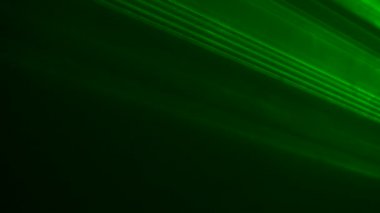 Parlak yeşil neon ışıklı ışıklar yanıp sönüyor ve dumanlı karanlık bir stüdyoda ışık saçıyor. Sahne ışıkları. Aydınlatma, aydınlatma, sahnede tiyatro dumanı. Tatil, gece kulübü, disko, parti. Kapat..