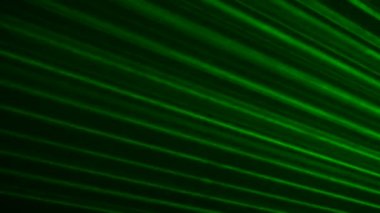 Parlak yeşil neon ışıklı ışıklar yanıp sönüyor ve dumanlı karanlık bir stüdyoda ışık saçıyor. Sahne ışıkları. Aydınlatma, aydınlatma, sahnede tiyatro dumanı. Tatil, gece kulübü, disko, parti. Kapat..