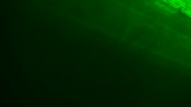 Parlak yeşil neon ışıklı ışıklar yanıp sönüyor ve dumanlı karanlık bir stüdyoda ışık saçıyor. Sahne ışıkları. Aydınlatma, aydınlatma, sahnede tiyatro dumanı. Tatil, gece kulübü, disko, parti. Kapat..