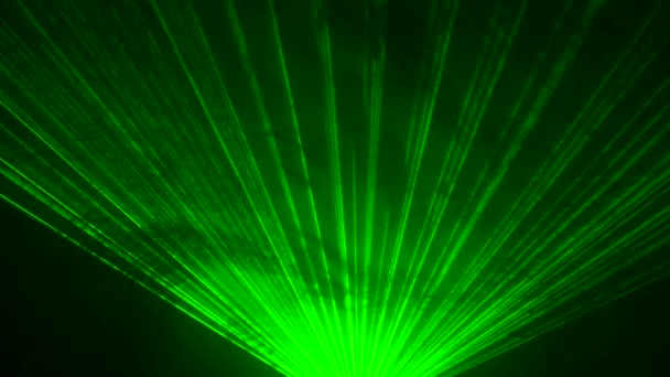 Feixes verdes dinâmicos de luz de néon laser no fundo do estúdio preto girando em sopros de fumaça. Mostra de hologramas de palco. Luzes equipamentos e efeitos para feriados e festas. Fechar. — Vídeo de Stock