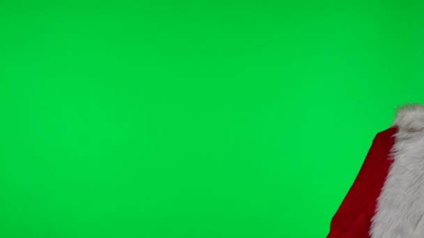Vista lateral do Papai Noel em luvas brancas e um terno vermelho segurando uma caixa de presente em suas mãos. Isolado em uma tela verde em um estúdio. Chave Chroma. Fecha. Movimento lento. — Vídeo de Stock