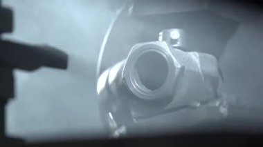 Metal kesme makineleri büyük bir atölyede çalışır. Torna tezgahındaki makine şaftı. Metal işçiliği. Turner makineyle çalışıyor. Torna işi. Detayların modern işleme teknolojisi. Ayrıntılı çekim yakın çekim..