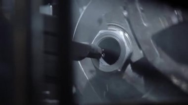 Torna torbasını devrede. Kesici aletle makineyi döndürmek için metal işlemle karşı karşıyayız. Atölye dönüşümündeki modern torna makinesi. Endüstriyel fabrika, girişim. Ayrıntılı çekim yakın çekim..