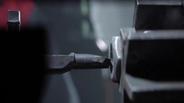 Metal fabrikası. Fabrikada metal parçaları üretiyor. Metal işçiliği için makine aletleri. Metal işçiliği elektrikli makine tarafından düzenlenir. Metal modern işleme teknolojisi kesiliyor. Kapat..