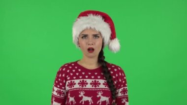 Noel Baba şapkalı tatlı kızın portresi hayal kırıklığına uğradı ve 
