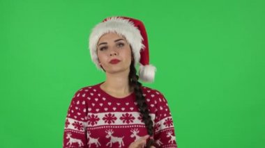 Noel Baba şapkalı tatlı kızın portresi bekliyor. Yeşil Ekran